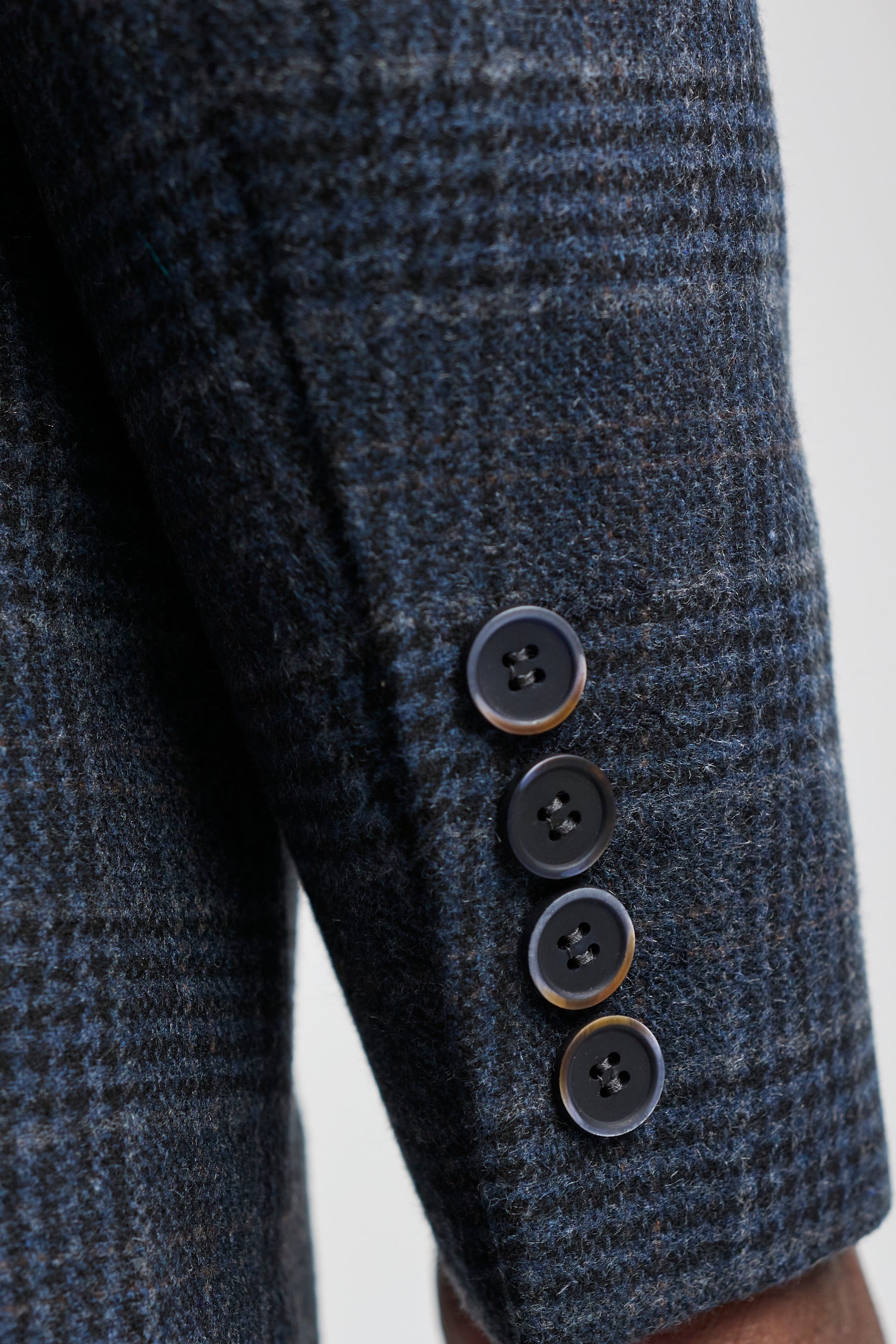 Traje de tres piezas para hombre con estampado de cuadros escoceses azules.