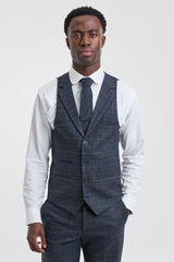 Traje de tres piezas para hombre con estampado de cuadros escoceses azules.