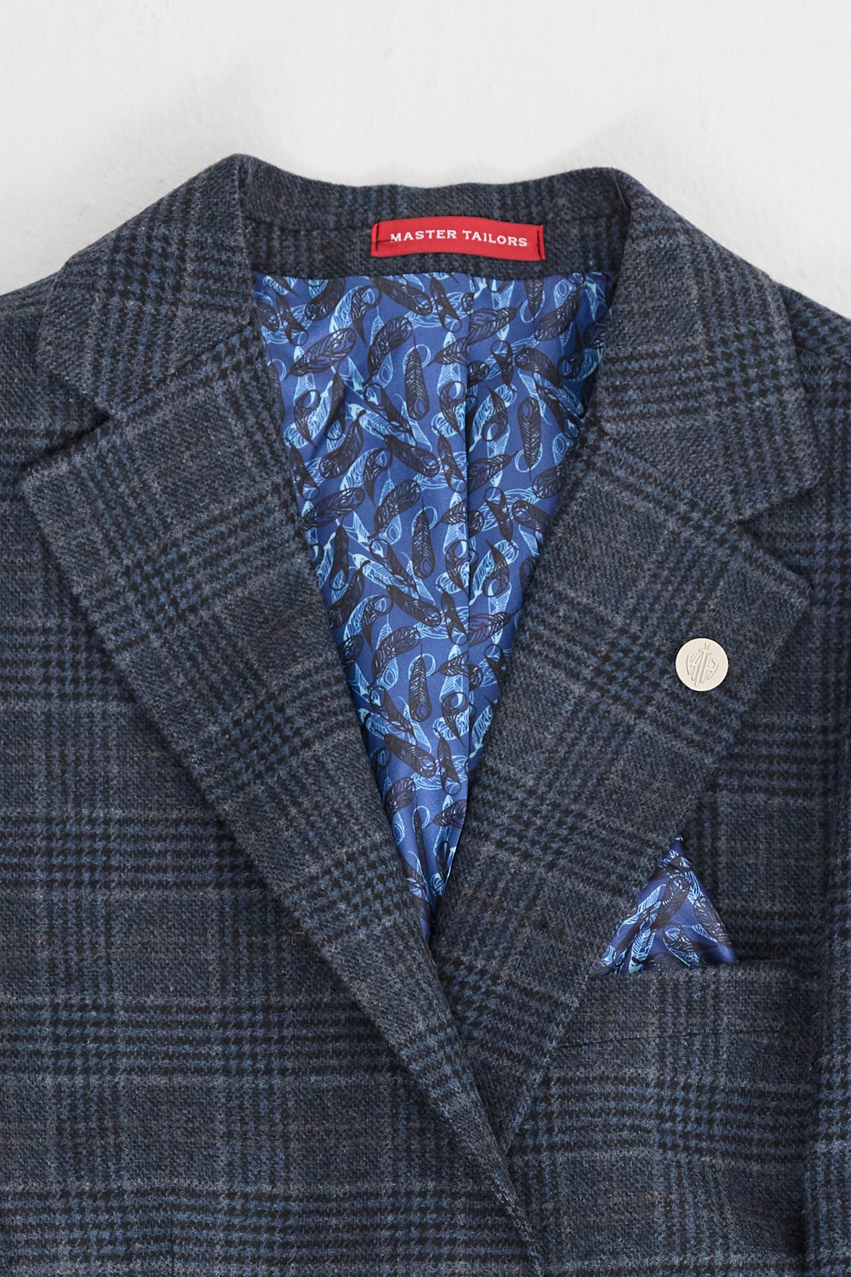 Traje de tres piezas para hombre con estampado de cuadros escoceses azules.