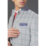 Traje de hombre Andrew de 3 piezas, gris a cuadros, corte ajustado con detalles rojos.