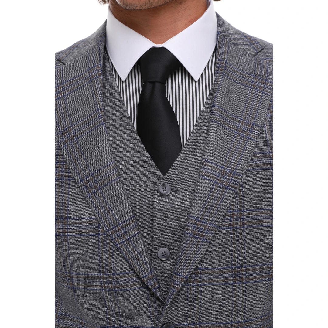 Traje de hombre de 3 piezas a cuadros grises y azules con chaleco y pantalón en contraste, ideal para bodas y graduaciones.