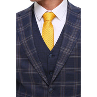 Traje de hombre de 3 piezas, azul marino, gris y marrón a cuadros, chaleco y pantalón en contraste.