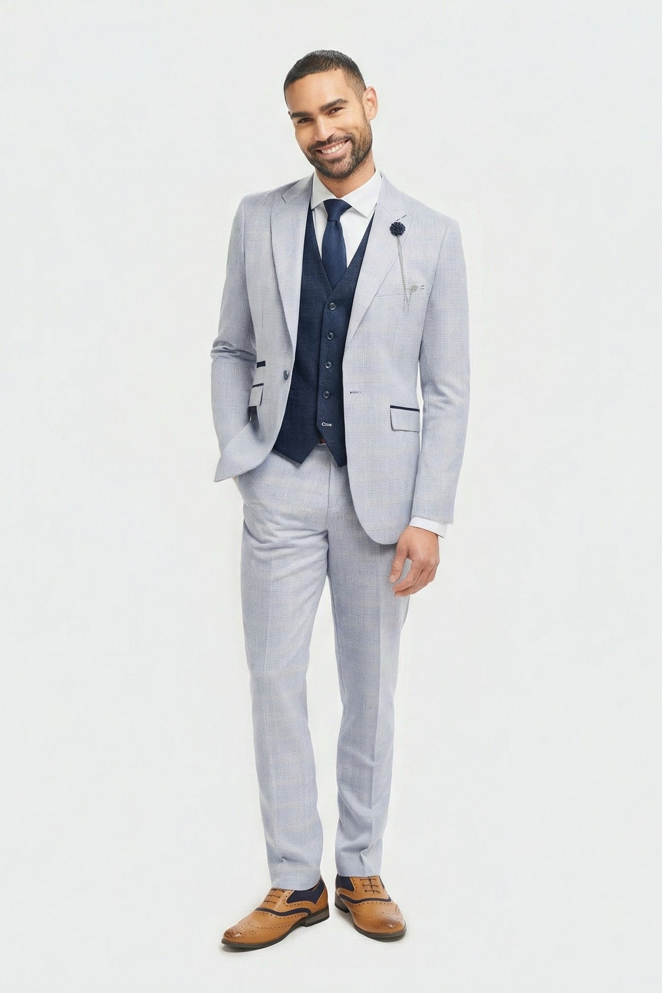 Traje de tres piezas para hombre, azul claro a cuadros, estilo Príncipe de Gales, con chaleco azul marino.