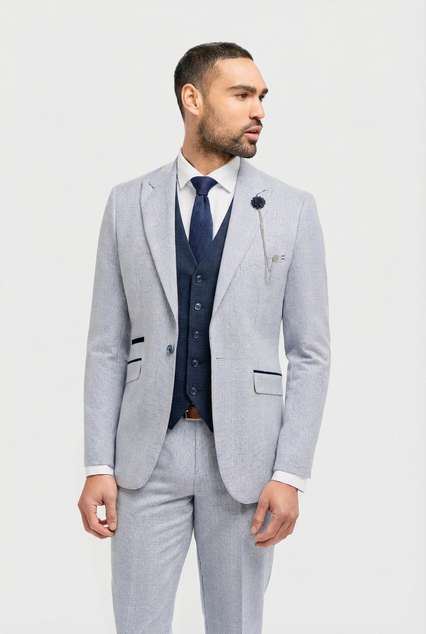 Traje de tres piezas para hombre, azul claro a cuadros, estilo Príncipe de Gales, con chaleco azul marino.