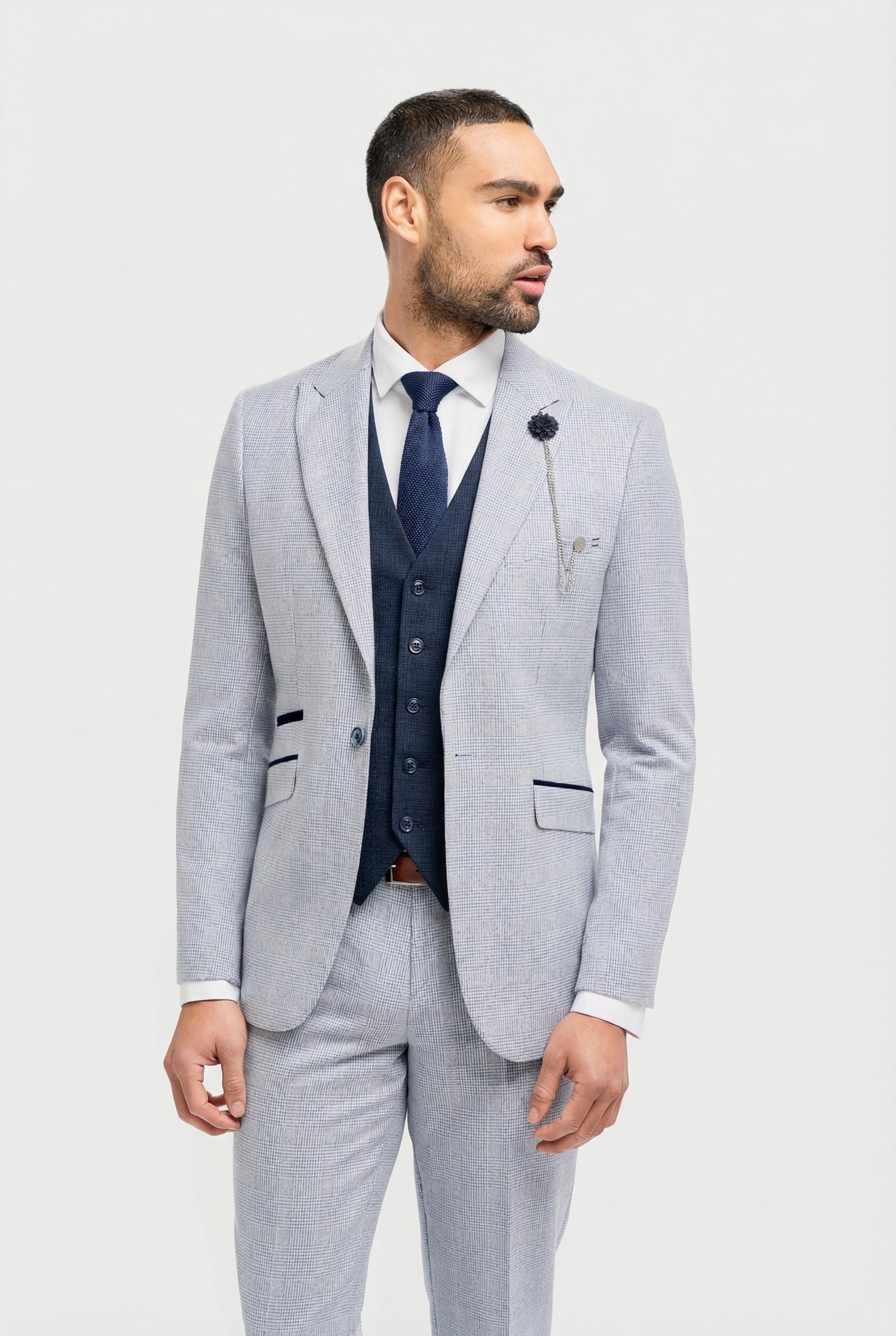 Traje de tres piezas para hombre, azul claro a cuadros, estilo Príncipe de Gales, con chaleco azul marino.