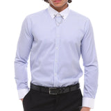 Camisa de popelina a rayas para hombre con botones, barra y cadena, estilo clásico formal.