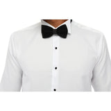 Camisa de esmoquin blanca clásica con cuello de alas y puños dobles para hombre.