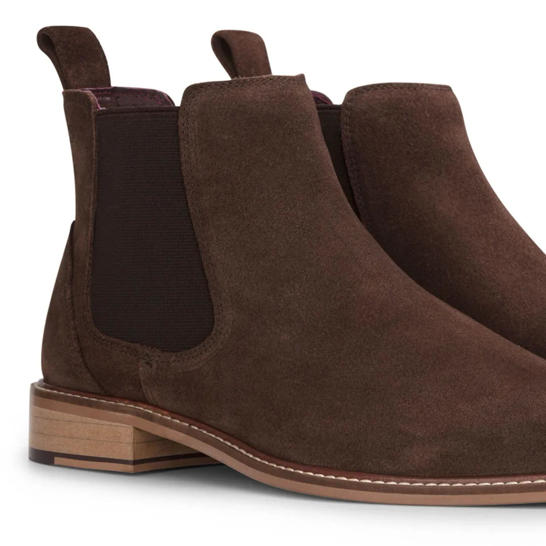 Botines Chelsea sin cordones para hombre, de ante marrón.