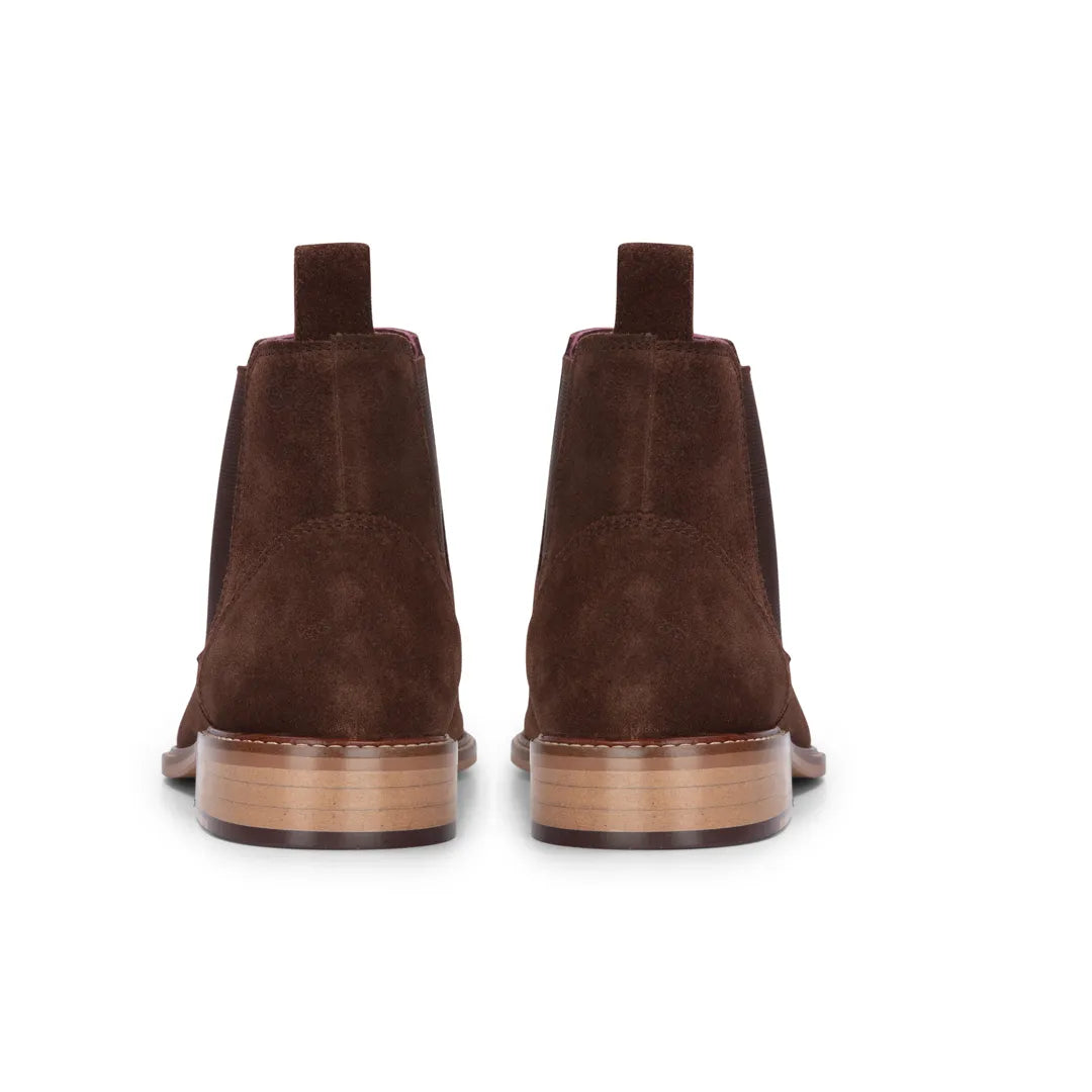 Botines Chelsea sin cordones para hombre, de ante marrón.