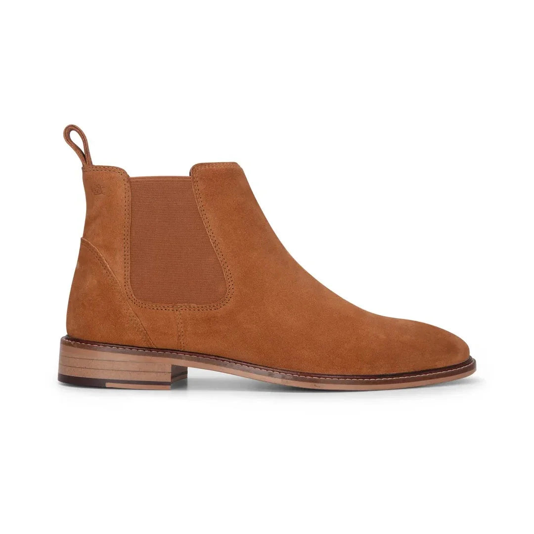 Botines Chelsea sin cordones para hombre de ante color camel.