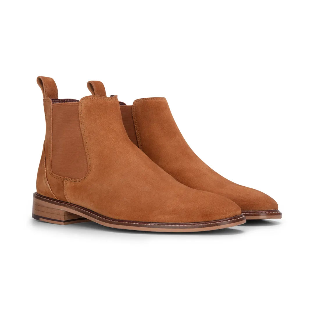 Botines Chelsea sin cordones para hombre de ante color camel.