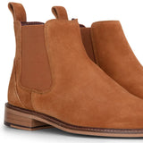 Botines Chelsea sin cordones para hombre de ante color camel.
