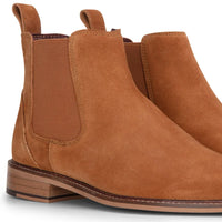 Botines Chelsea sin cordones para hombre de ante color camel.