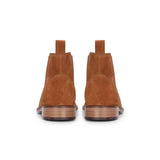 Botines Chelsea sin cordones para hombre de ante color camel.