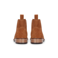 Botines Chelsea sin cordones para hombre de ante color camel.