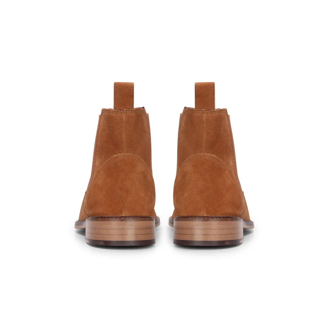Botines Chelsea sin cordones para hombre de ante color camel.
