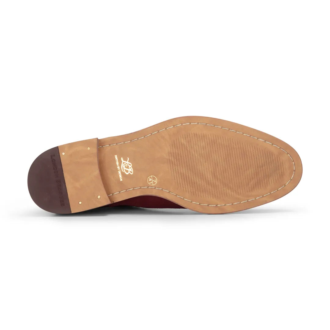 Botines Chelsea sin cordones para hombre de ante color camel.