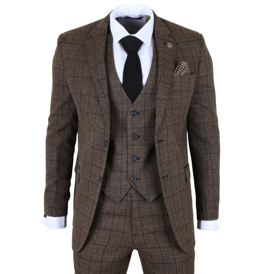 Traje a cuadros marrón con camisa blanca y corbata negra sobre fondo blanco.