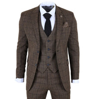 Traje a cuadros marrón con camisa blanca y corbata negra sobre fondo blanco.