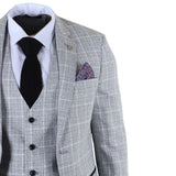 Traje de tres piezas gris para hombre, corte entallado, a cuadros.