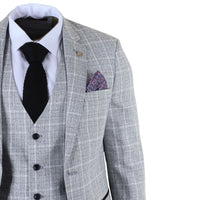 Traje de tres piezas gris para hombre, corte entallado, a cuadros.