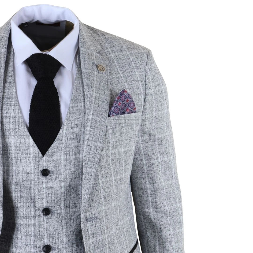 Traje de tres piezas gris para hombre, corte entallado, a cuadros.