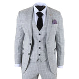 Traje gris a cuadros con corbata negra y pañuelo de bolsillo morado sobre fondo blanco.