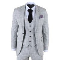 Traje gris a cuadros con corbata negra y pañuelo de bolsillo morado sobre fondo blanco.