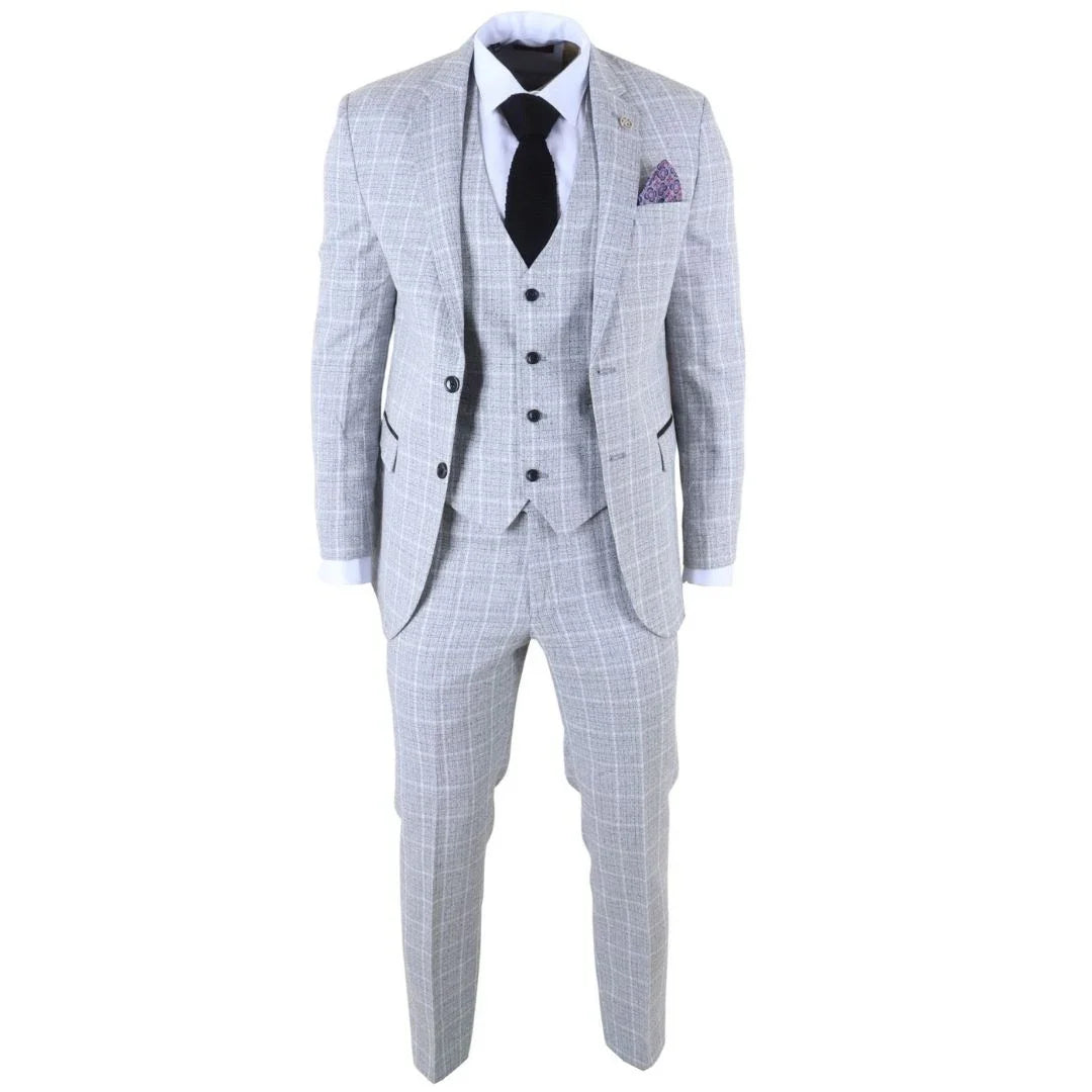 Traje de tres piezas gris para hombre, corte entallado, a cuadros.