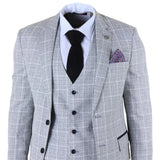 Traje de tres piezas gris para hombre, corte entallado, a cuadros.