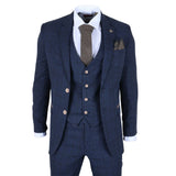 Traje a cuadros azules con corbata y pañuelo de bolsillo sobre fondo blanco.