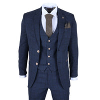 Traje a cuadros azules con corbata y pañuelo de bolsillo sobre fondo blanco.
