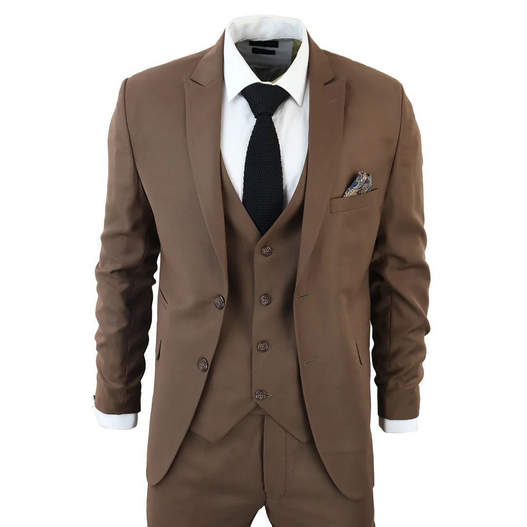 Traje de tres piezas clásico para hombre IM1, color marrón liso, corte entallado.