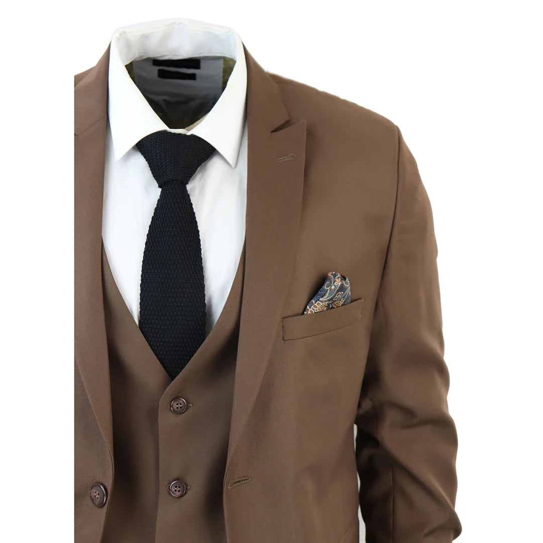 Traje de tres piezas clásico para hombre IM1, color marrón liso, corte entallado.