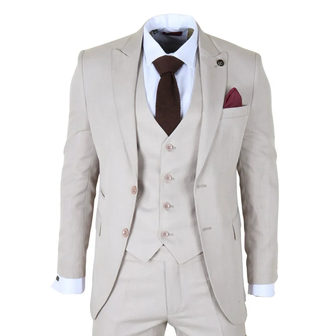 Traje beige con corbata y pañuelo de bolsillo marrones sobre fondo blanco.