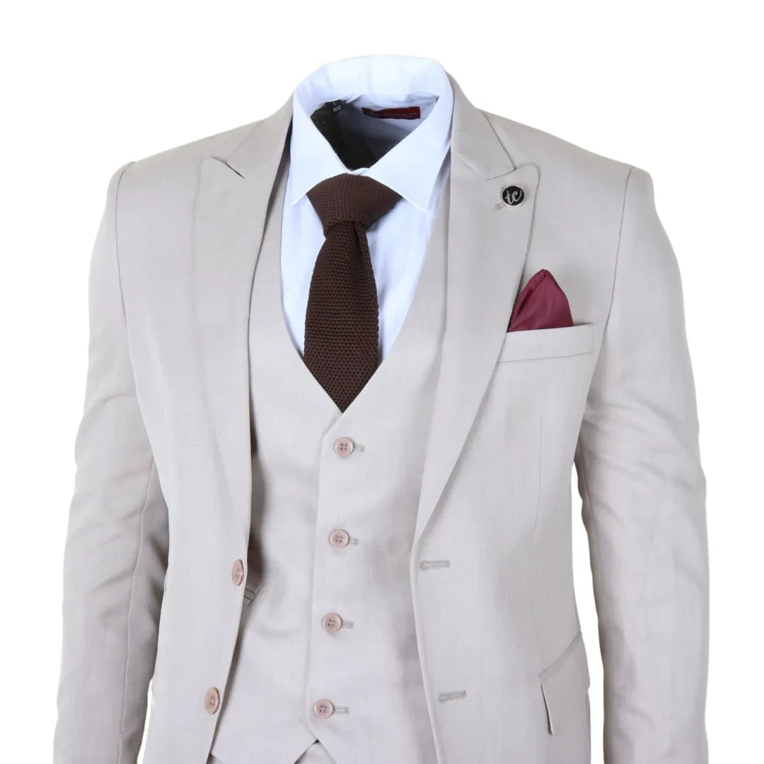 Traje clásico de tres piezas para hombre en color crema liso.