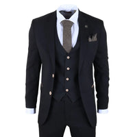 Traje de tres piezas negro con corbata y pañuelo de bolsillo sobre fondo blanco.