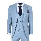 Traje azul claro con camisa blanca, corbata oscura y pañuelo de bolsillo sobre fondo blanco.