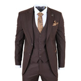 Traje marrón con corbata y pañuelo de bolsillo sobre fondo blanco.