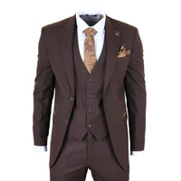Traje marrón con corbata y pañuelo de bolsillo sobre fondo blanco.