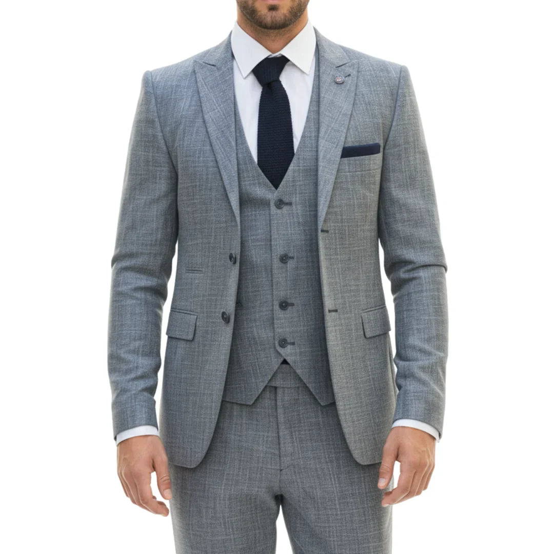 Traje gris a cuadros con corbata sobre fondo blanco