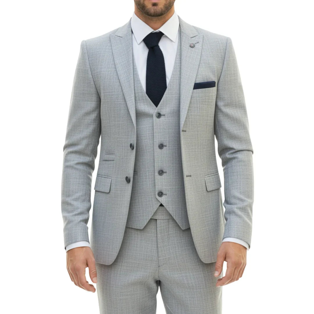 Traje gris a cuadros con corbata sobre fondo blanco