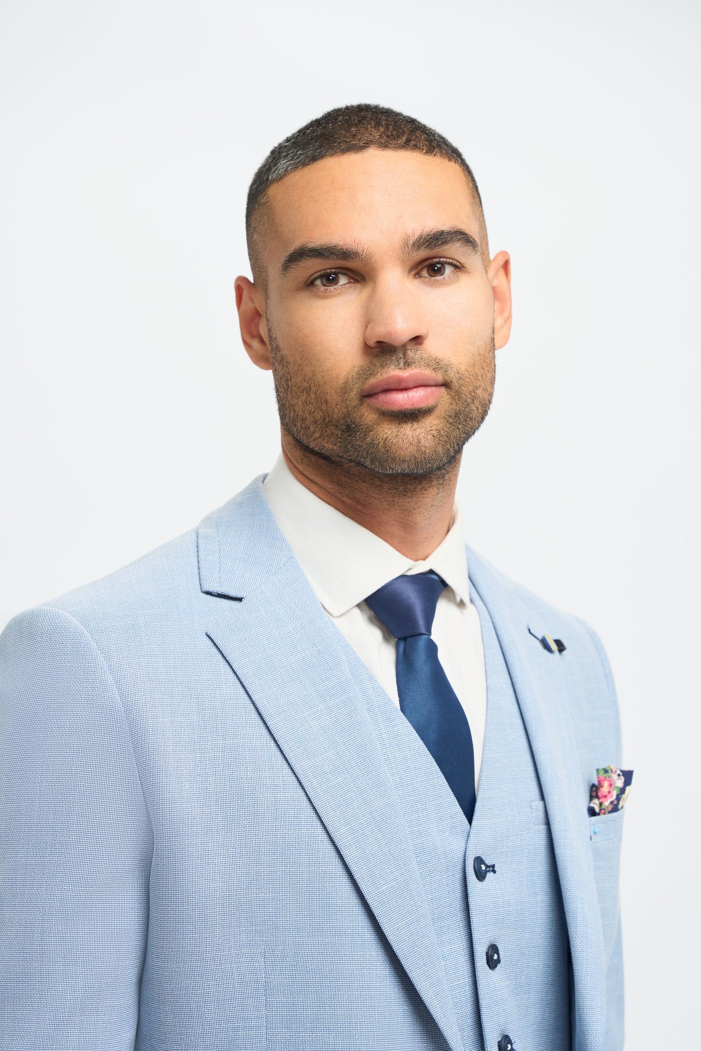 Traje de boda de verano para hombre de lino azul cielo con pantalón azul marino.