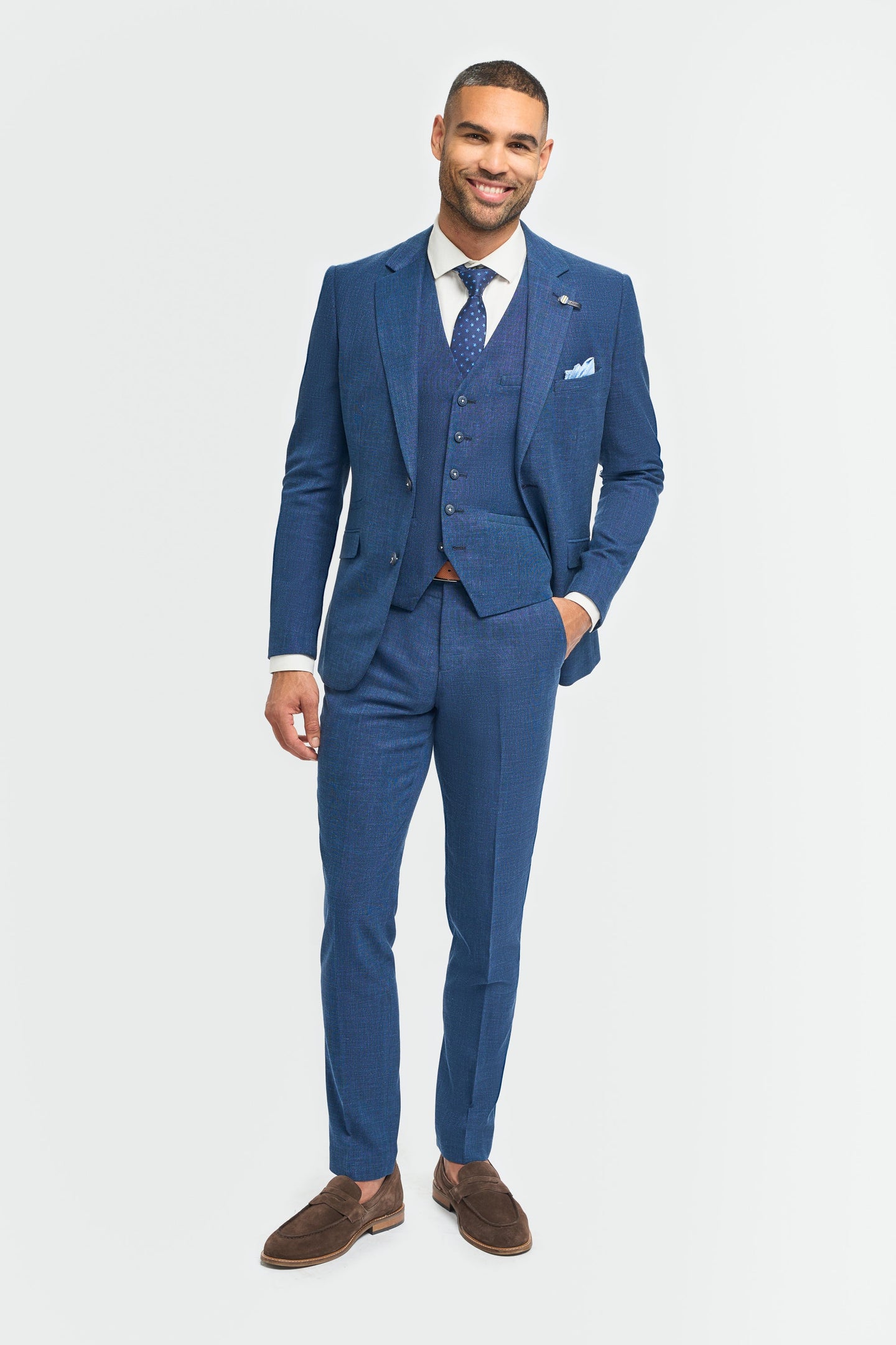 Traje de lino azul para hombre, ideal para verano.
