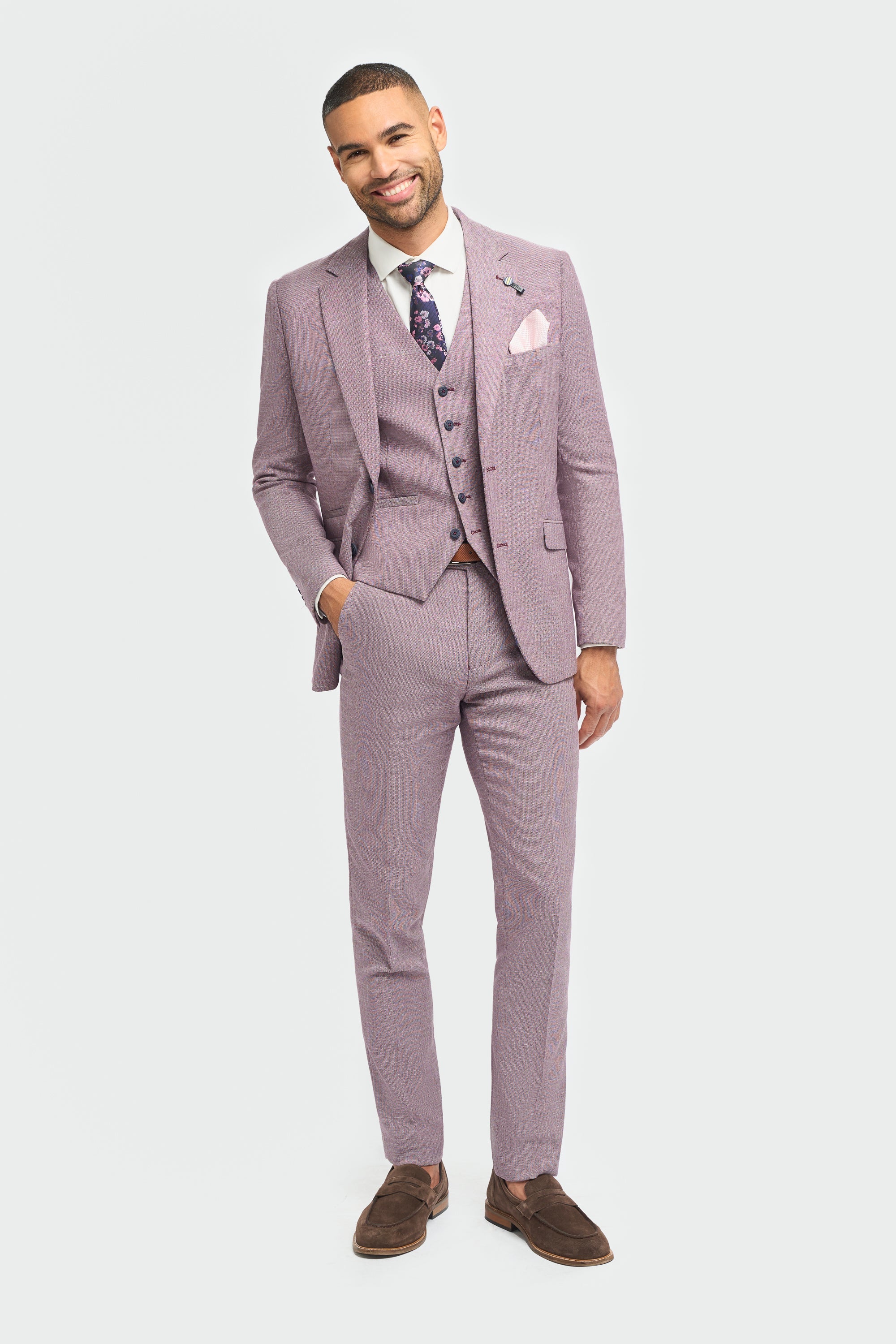 Traje de lino rosa palo para hombre, ideal para el verano.