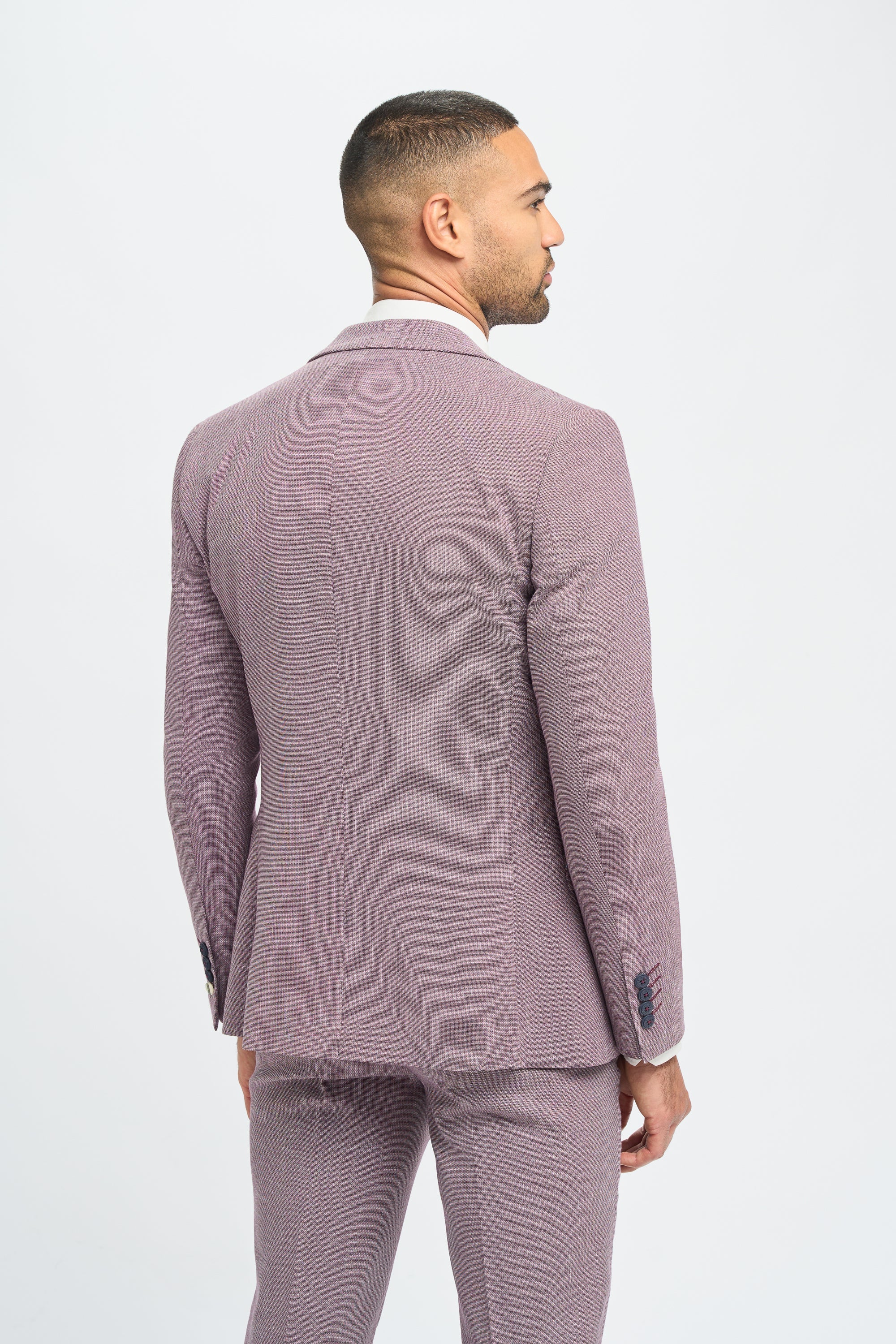 Traje de lino rosa palo para hombre, ideal para el verano.