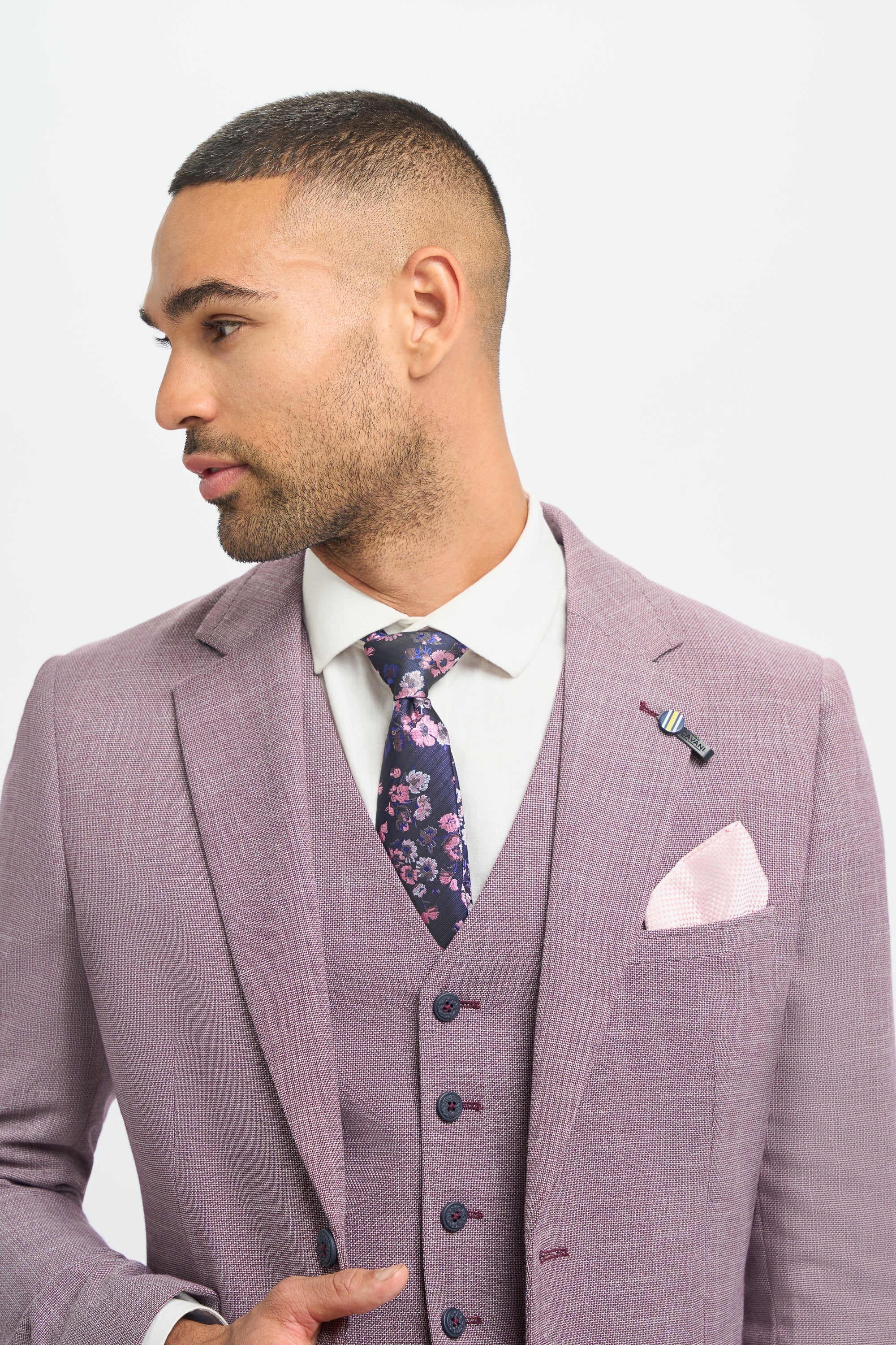 Traje de lino rosa palo para hombre, ideal para el verano.