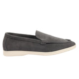 Mocasines de hombre de ante gris, sin cordones y de ajuste cómodo.