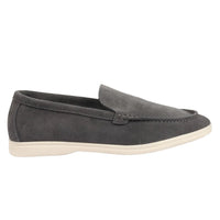 Mocasines de hombre de ante gris, sin cordones y de ajuste cómodo.