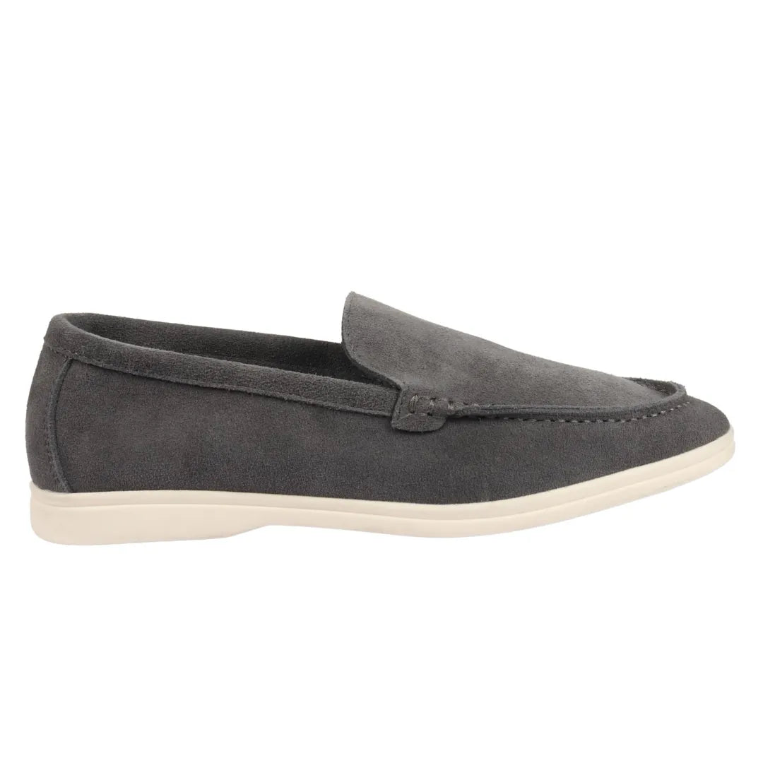 Mocasines de hombre de ante gris, sin cordones y de ajuste cómodo.